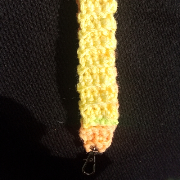 Handmade crocheted keys wristlet - Picture 3 of 5